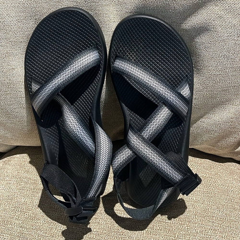 Mens Chacos: Size 10
Gently used a few times. 
Like new.